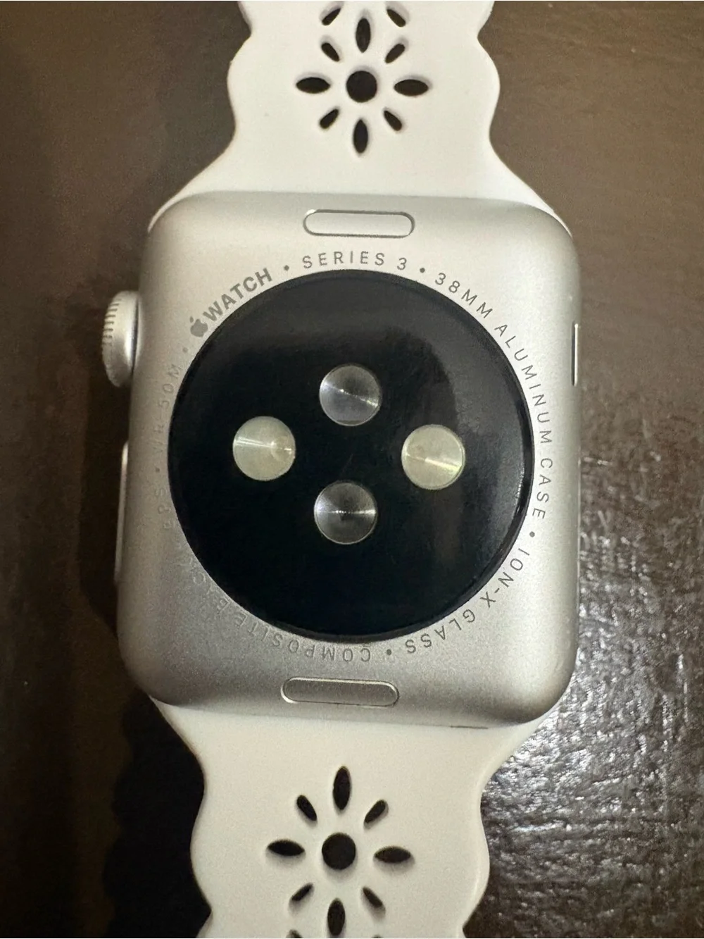 Apple Series 3. 38mm. Smartwatch, Silicone Band and Magnetic Charger.